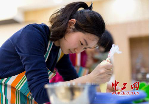 宁波机场与物流发展集团工会举办女职工烘焙技