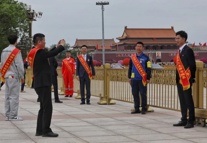 表彰会结束后，代表们在北京人民大会堂东门外广场拍照留影。