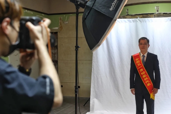 4月27日，中国职工之家，摄影师为代表拍摄身披绶带的照片。